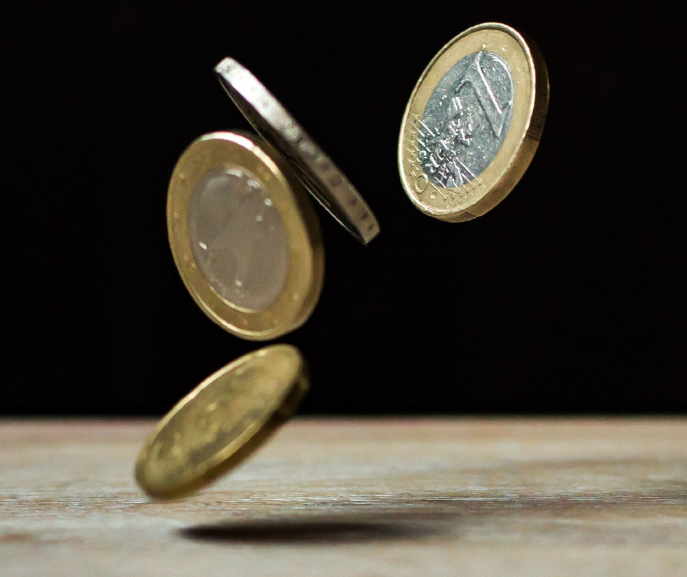 Φωτογραφία 4 κέρματα του ευρώ πέφτουν στο πάτωμα